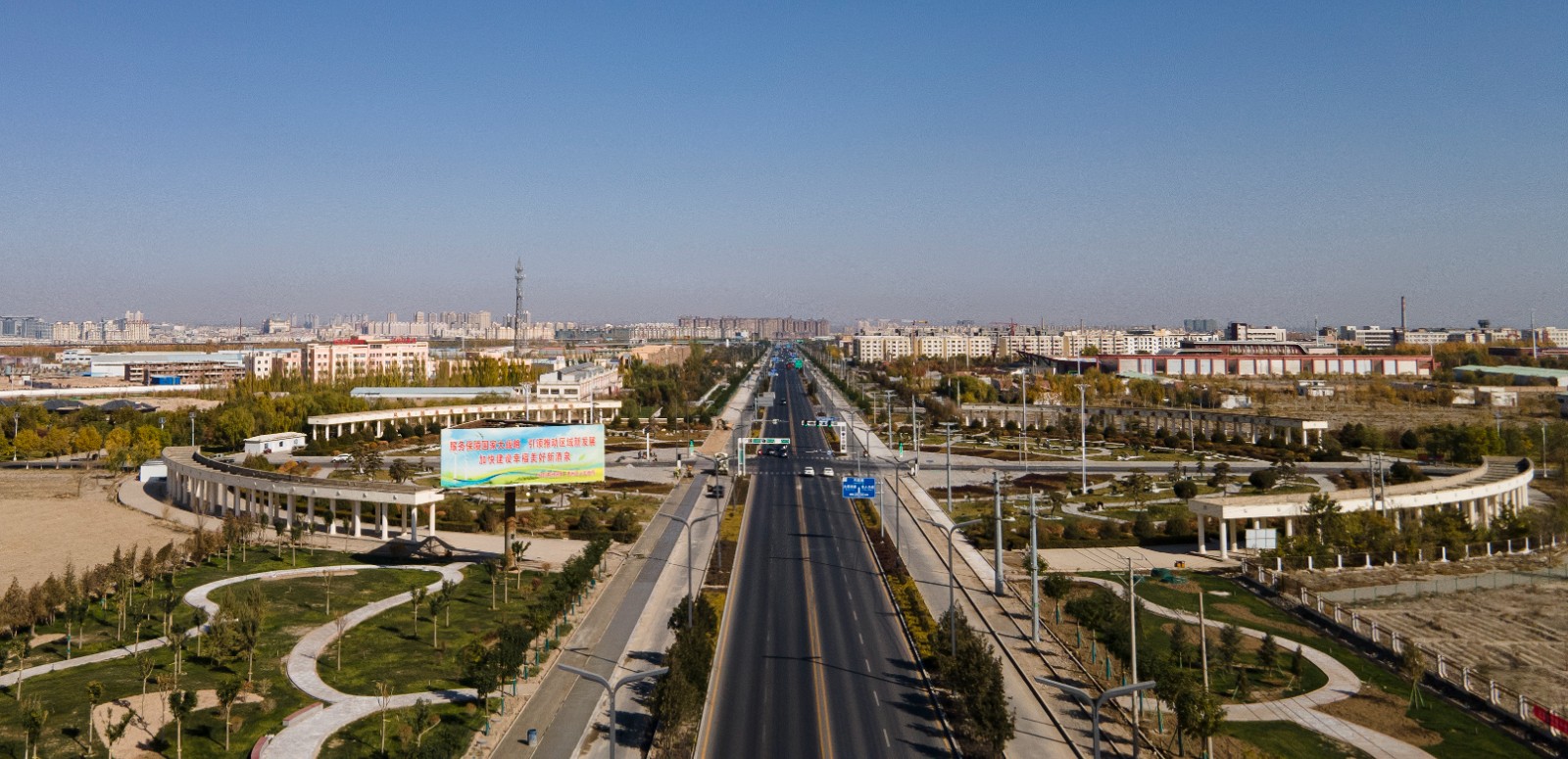 肅州區(qū)解放路（肅州路~文火公路）慢車道拓寬及人行道新建工程俯瞰.jpg